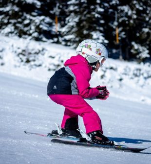 Längdskidåkning är en populär vintersport nära Stockholm som erbjuder fantastiska möjligheter till motion och naturupplevelser