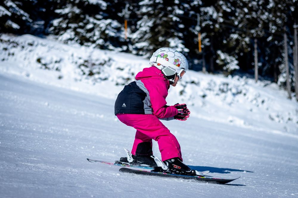 Längdskidåkning är en populär vintersport nära Stockholm som erbjuder fantastiska möjligheter till motion och naturupplevelser